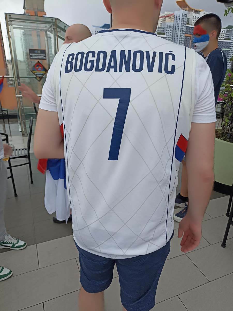Navijači Srbije zajedno pred meč u Manili 7.jpg