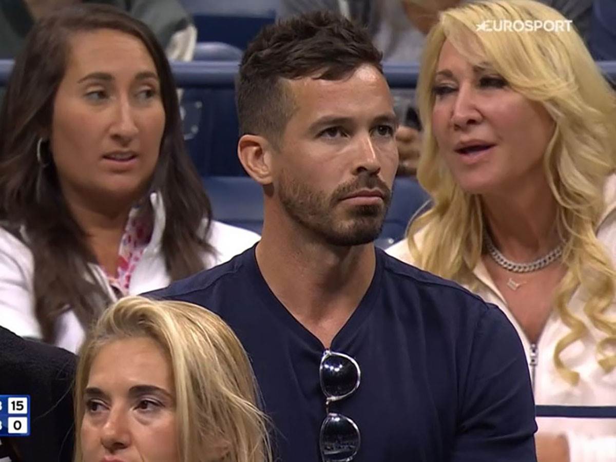 Navijač izbačen sa meča (6).jpg