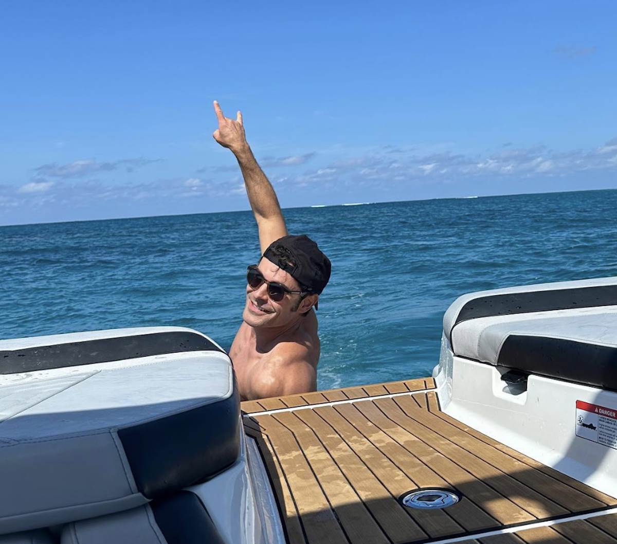 zak efron sa bratom 6.png