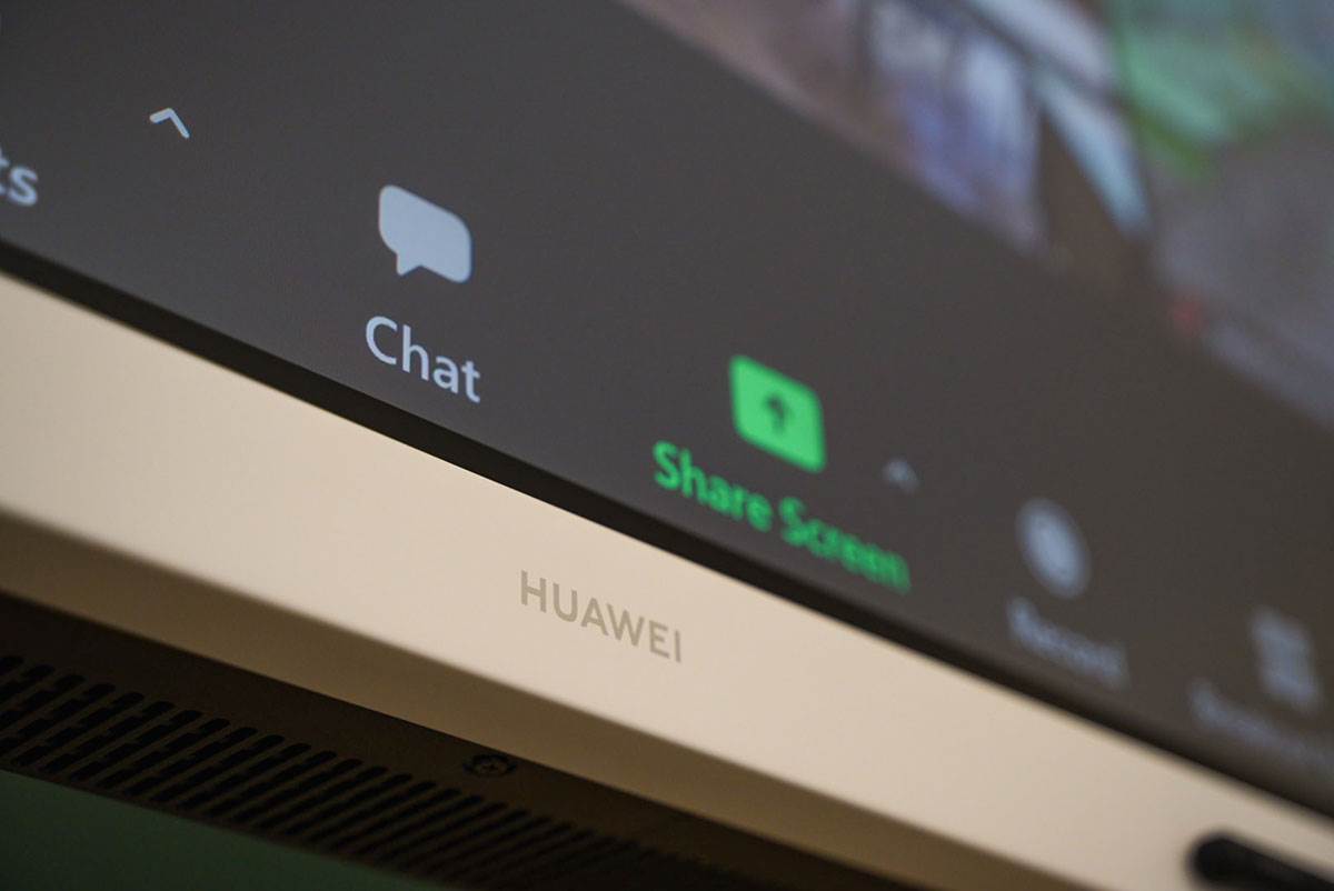 Prvi dan škole u pametnim učionicama: Huawei i Telekom Srbija donirali 150 IdeaHub tabli osnovcima š