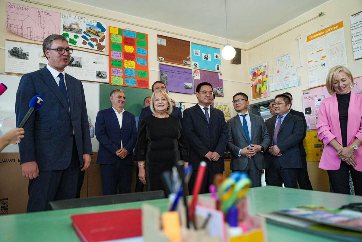 Prvi dan škole u pametnim učionicama: Huawei i Telekom Srbija donirali 150 IdeaHub tabli osnovcima š