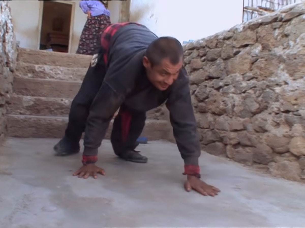 Zabačeno selo gde ljudi hodaju na sve četiri (7).jpg