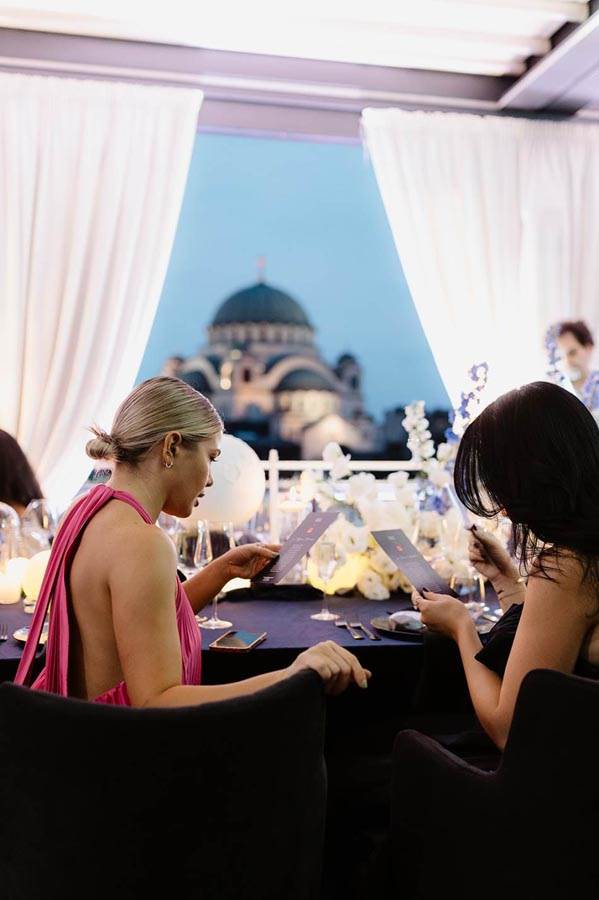 ZAVIRITE U MAGIČNU ATMOSFERU ELLE X AVON EVENTA: Sinoć je ekskluzivno predstavljen novi Far Away Beyond The Moon parfem 