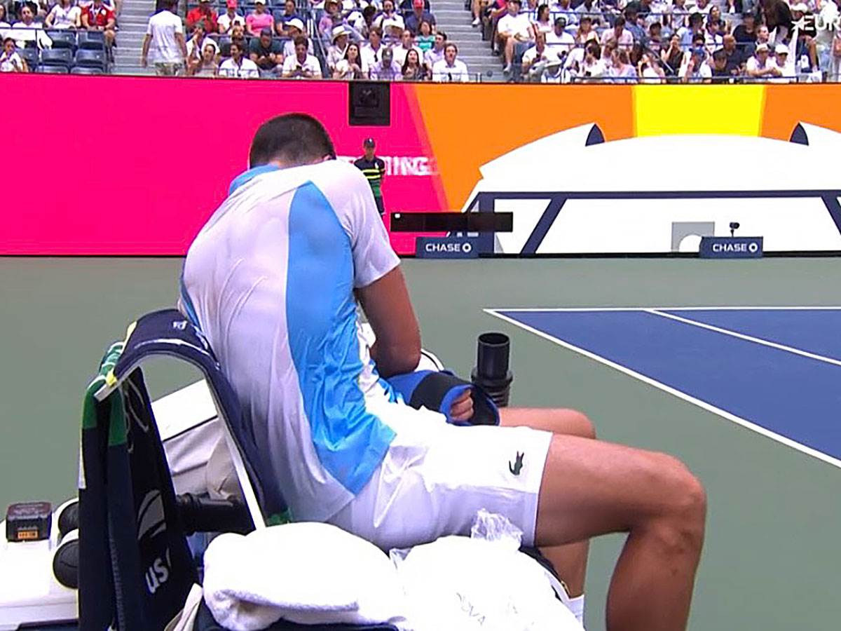 Novak-Đoković-nosi-nešto-na-ruci-(2).jpg