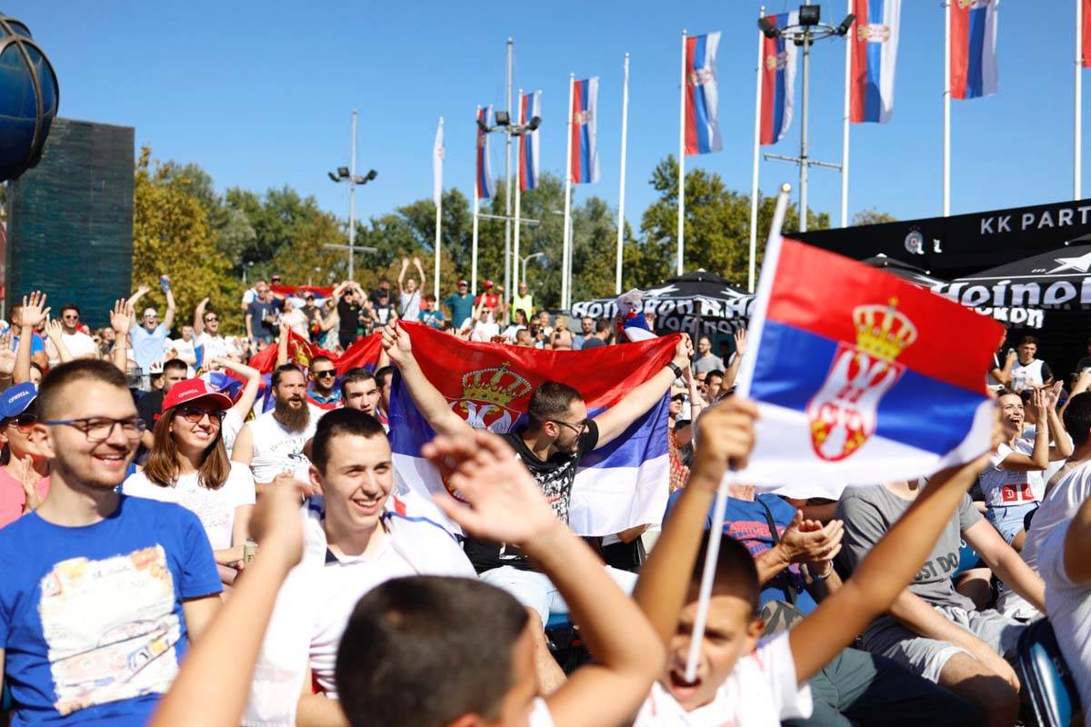 Navijači Srbije ispred Štark arene 2.jpg