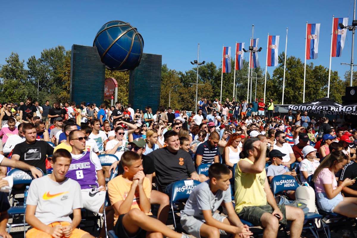 Navijači Srbije ispred Štark arene 3.jpg