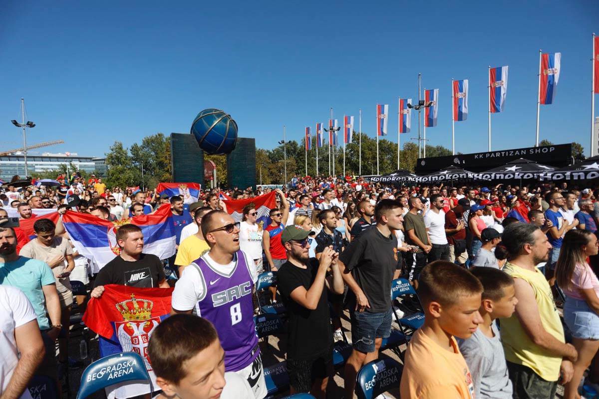 Navijači Srbije ispred Štark arene 5.jpg