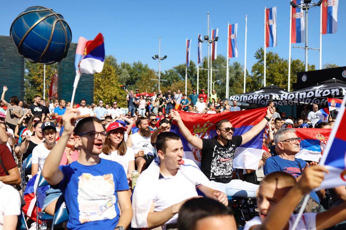 Navijači Srbije ispred Štark arene 6.jpg