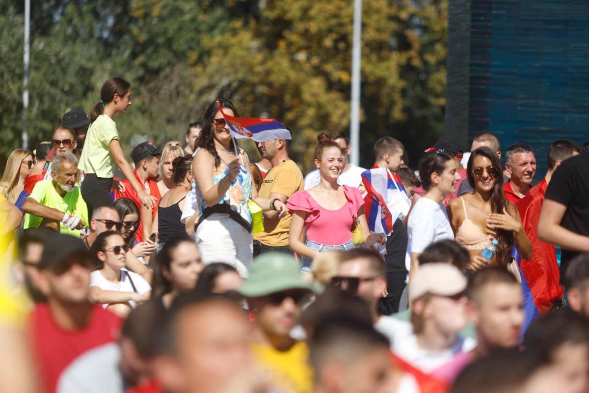 Navijači Srbije ispred Štark arene 7.jpg