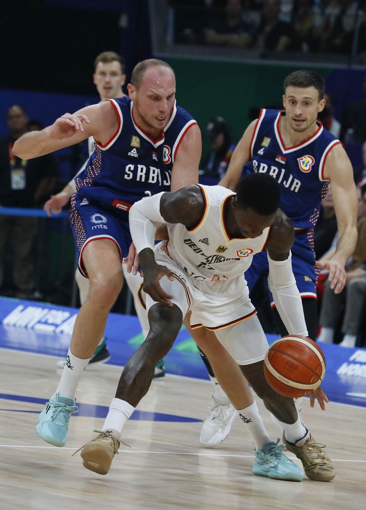 Karmelo Antoni skinuo kapu Bogdanu Bogdanoviću