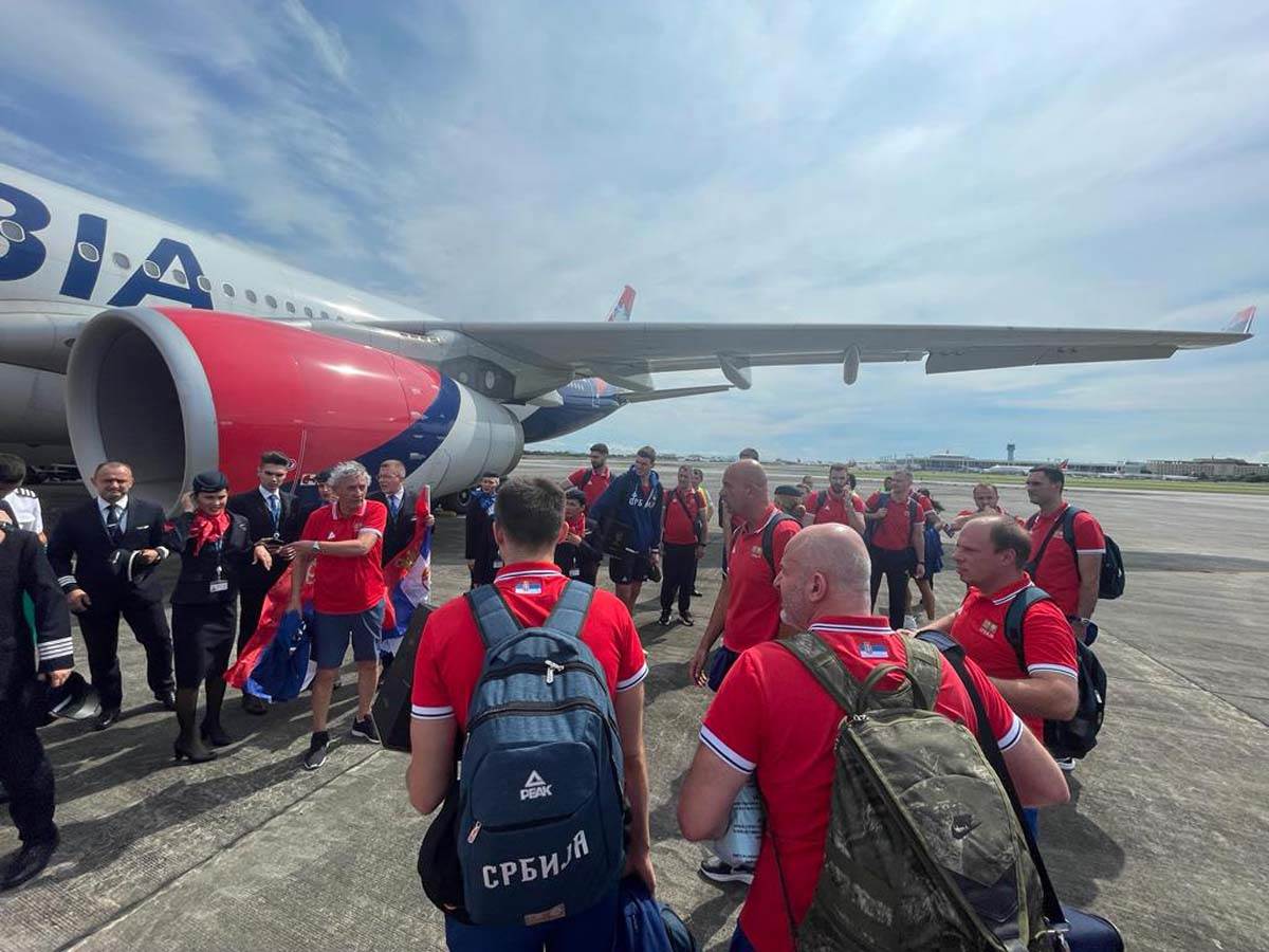 Košarkaška Reprezentacija Srbije, povratak kući 2.jpg