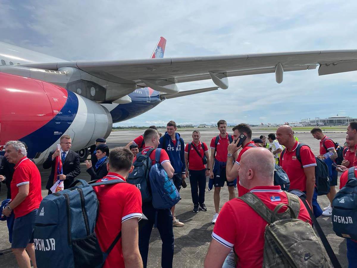 Košarkaška Reprezentacija Srbije, povratak kući 6.jpg
