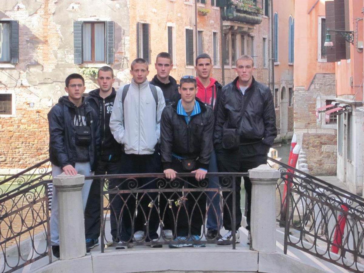 Bog na nebu, Avram na pleju 4.jpg