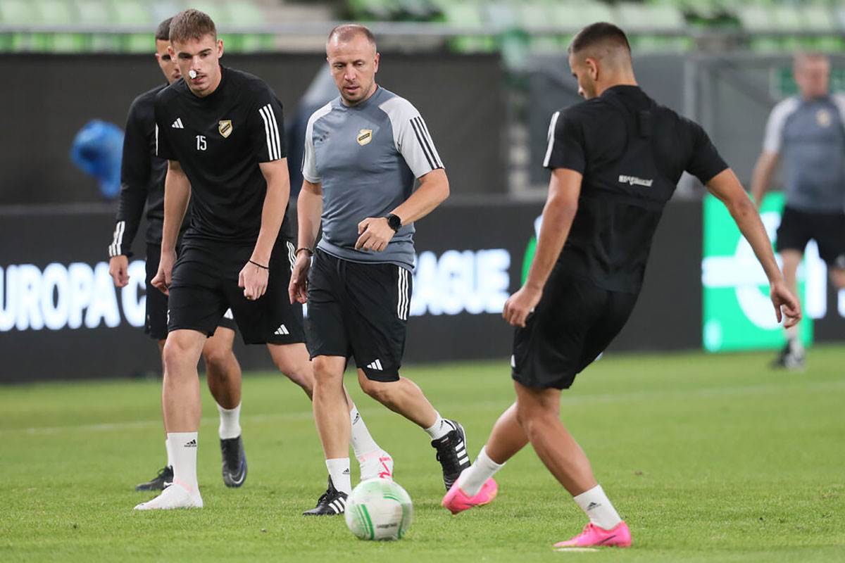 Fudbaleri Čukarićkog (4).jpg