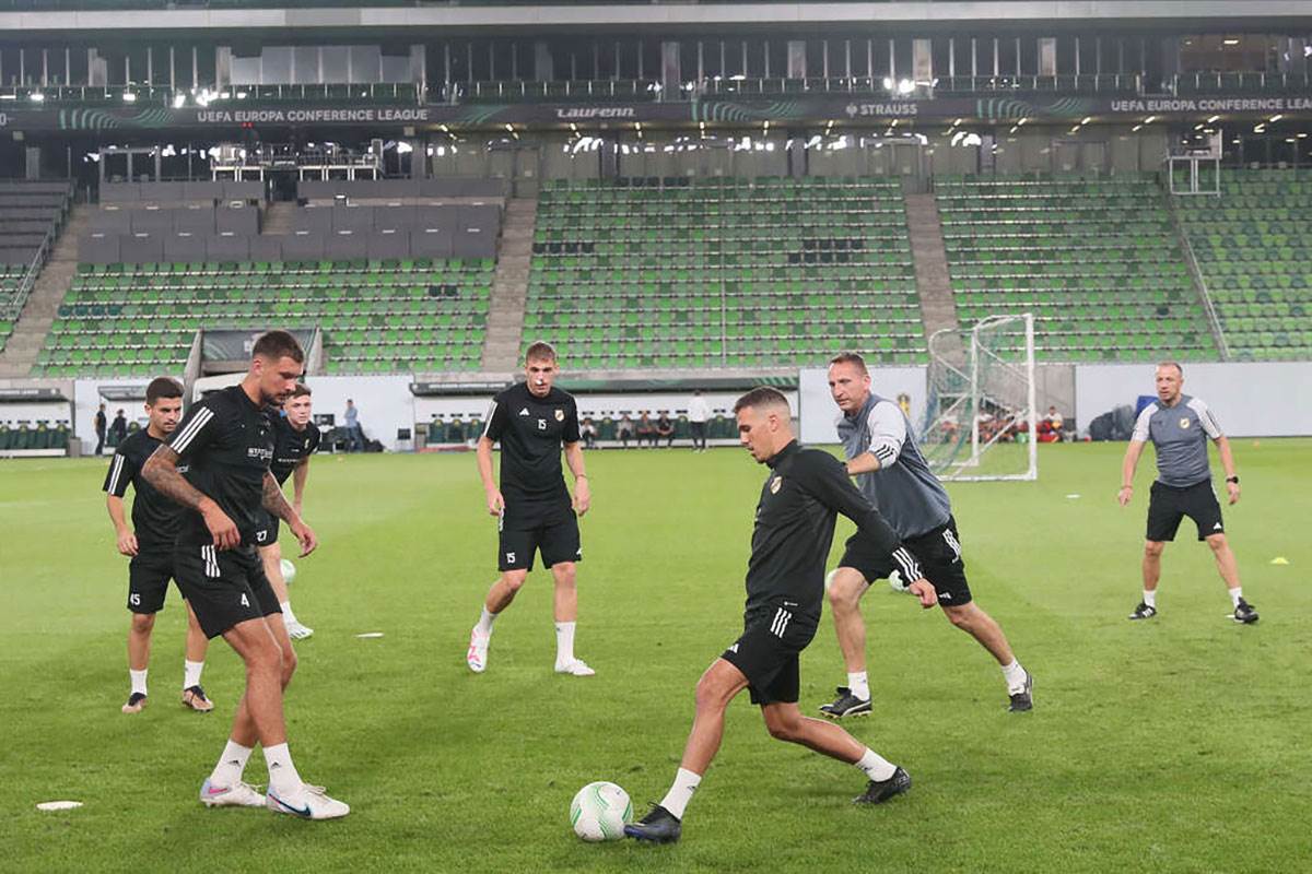 Fudbaleri Čukarićkog (3).jpg