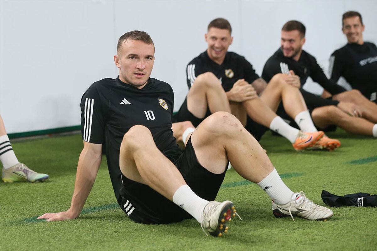 Fudbaleri Čukarićkog (33).jpg