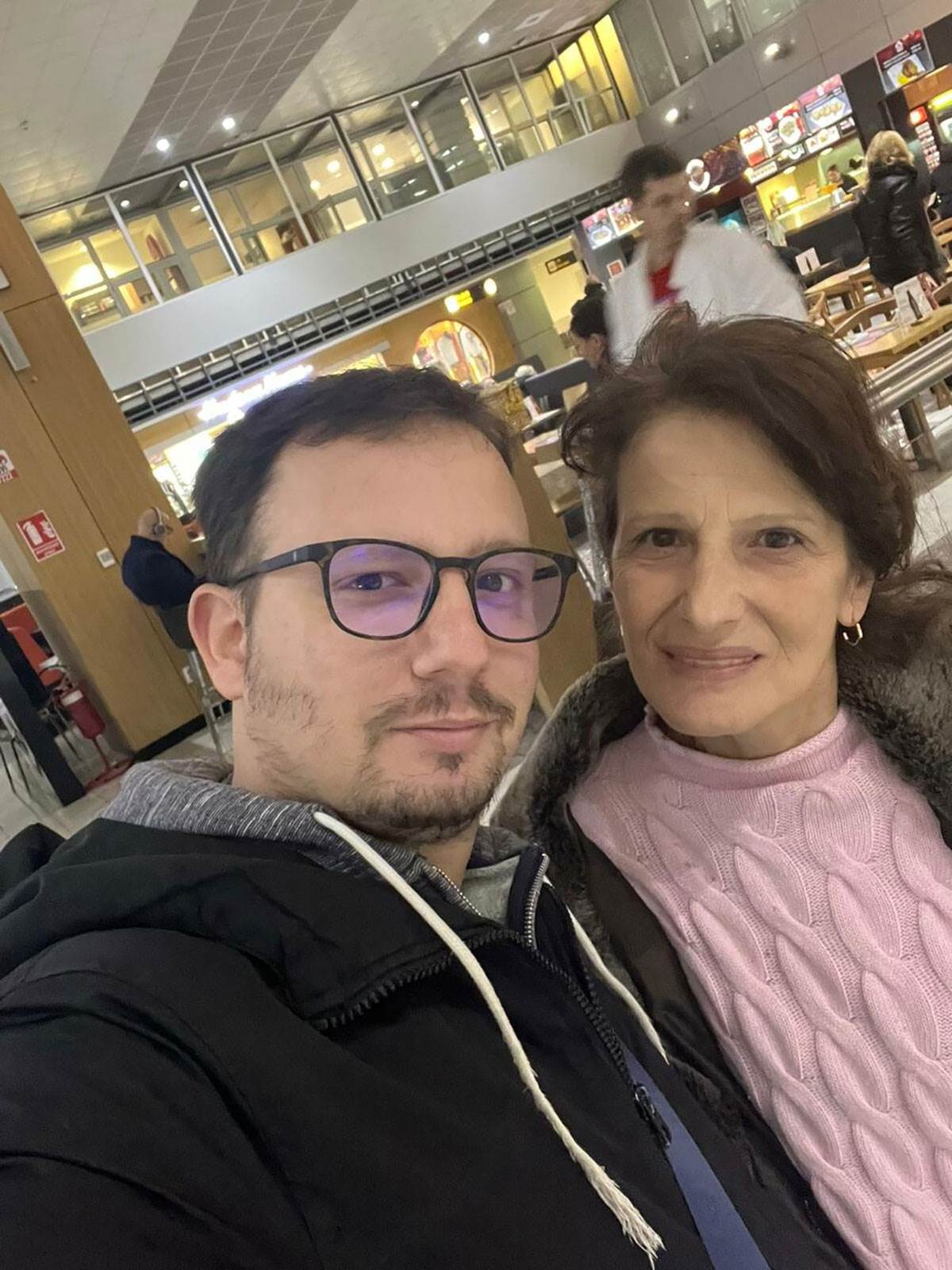 MILOŠ PRONAŠAO MAJKU PREKO FB NAKON 30 GODINA (4).jpg