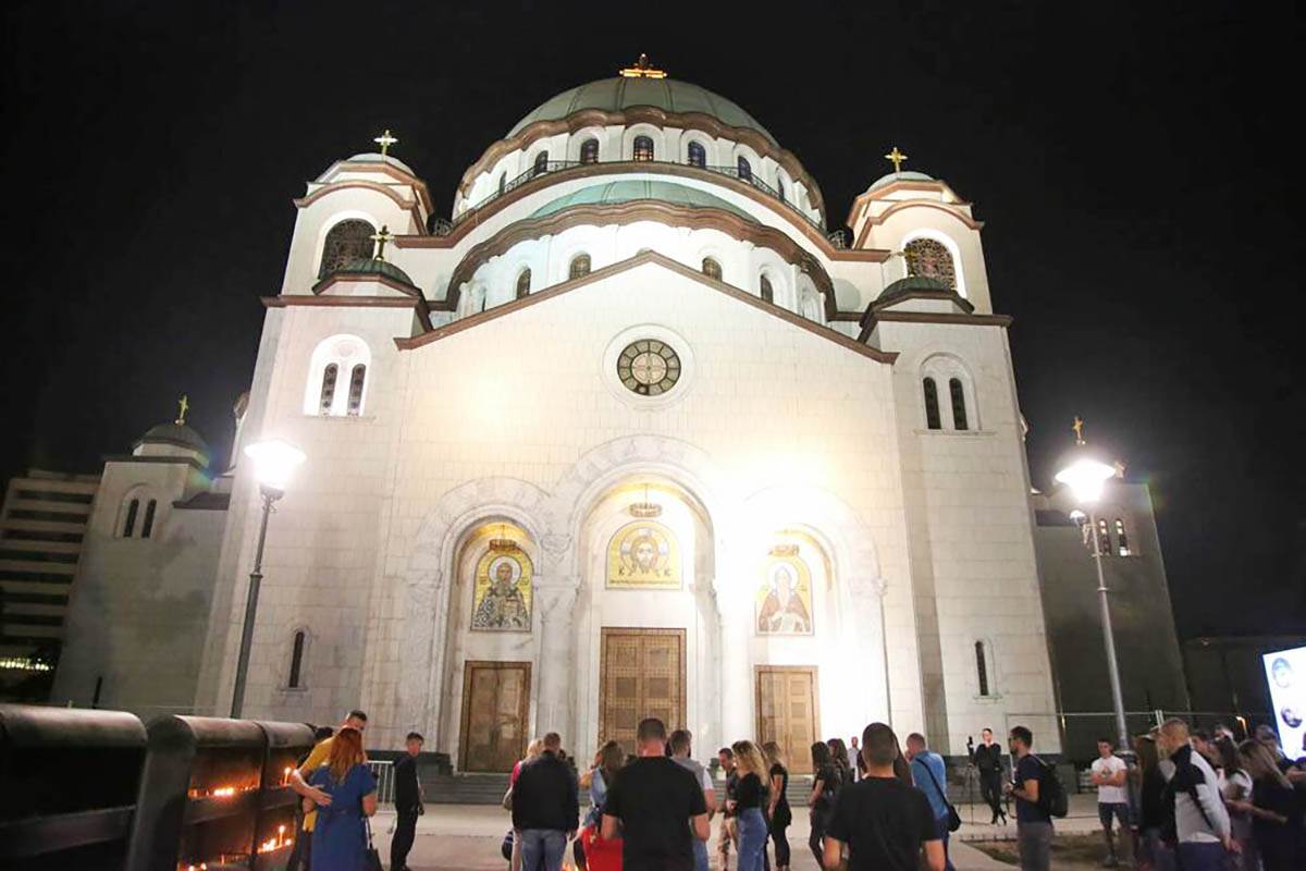 Paljenje sveća Hram Svetog Save Kosovo poginuli (4).jpg