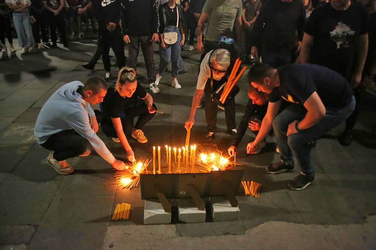 Paljenje sveća Hram Svetog Save Kosovo poginuli (5).jpg