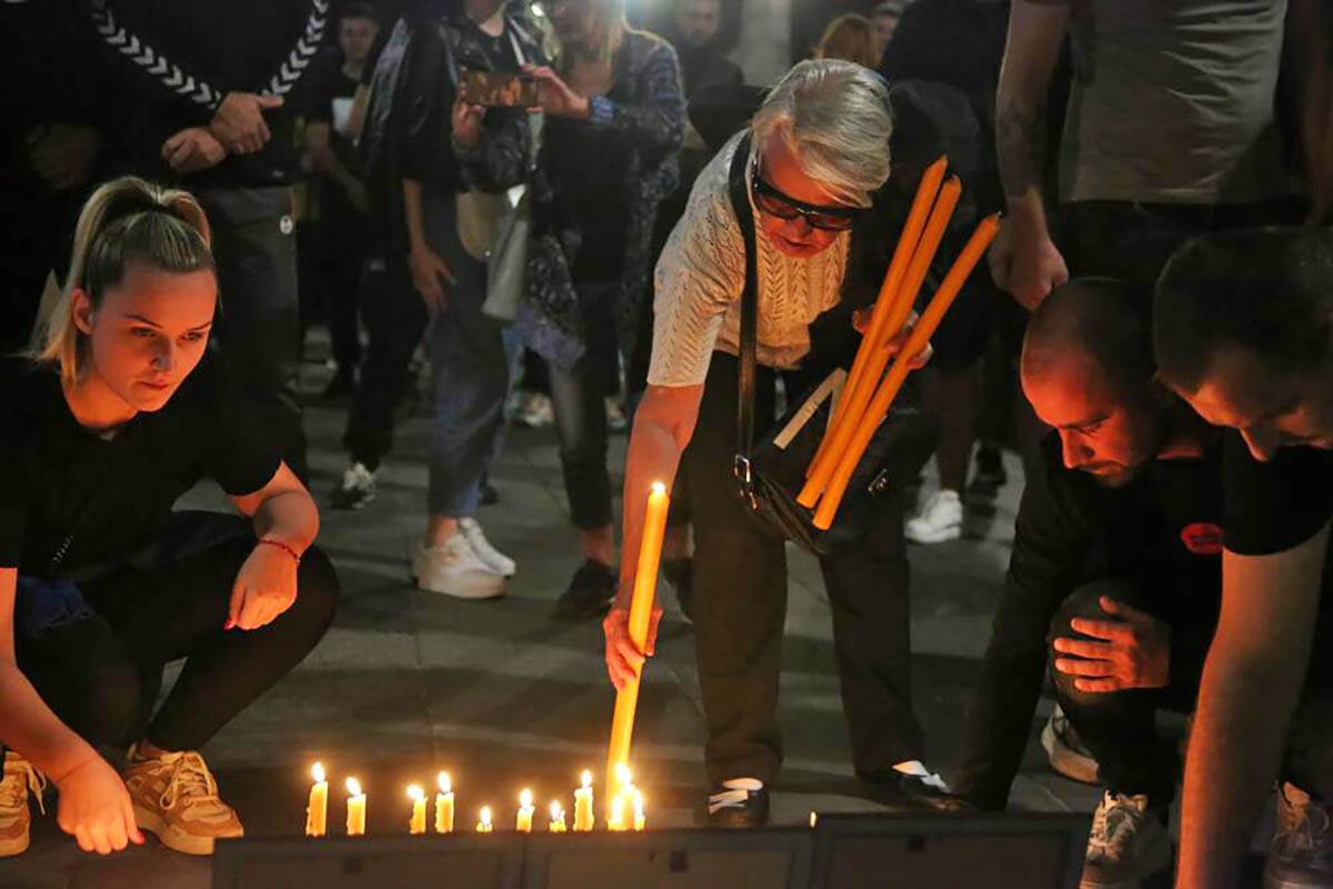 Paljenje sveća Hram Svetog Save Kosovo poginuli (6).jpg