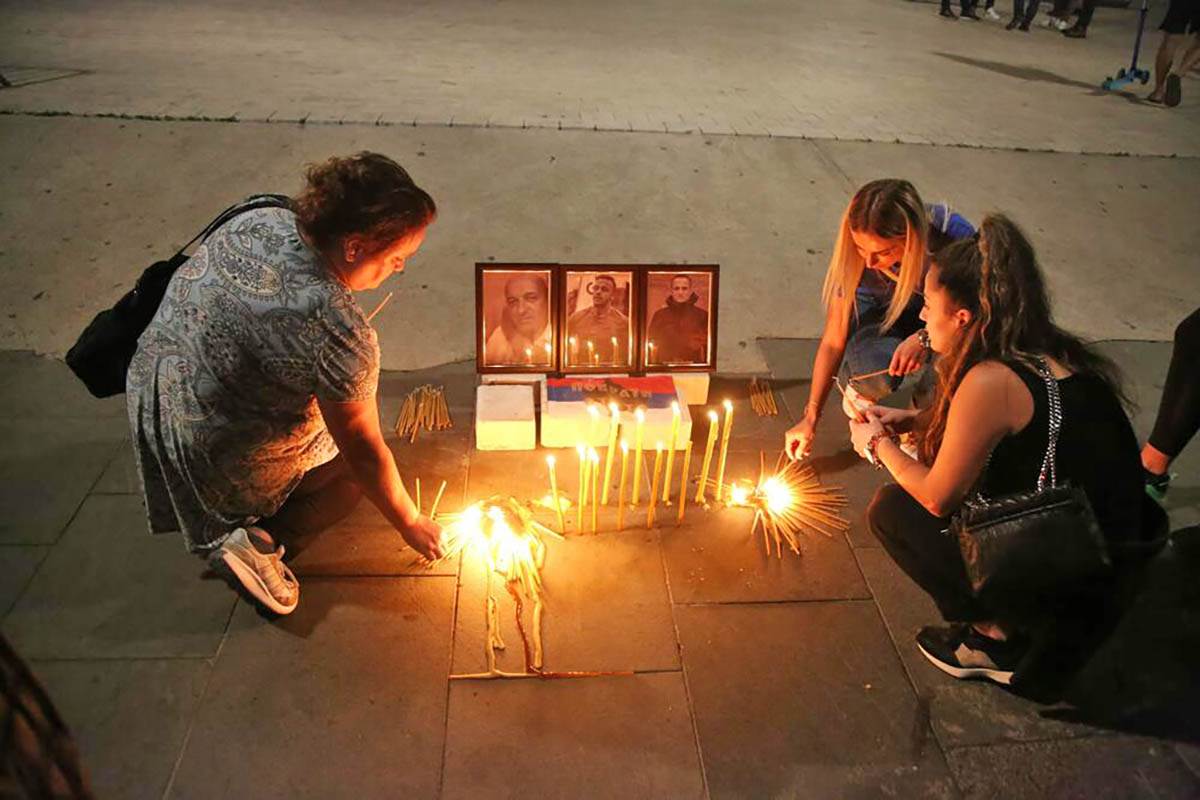 Paljenje sveća Hram Svetog Save Kosovo poginuli (7).jpg