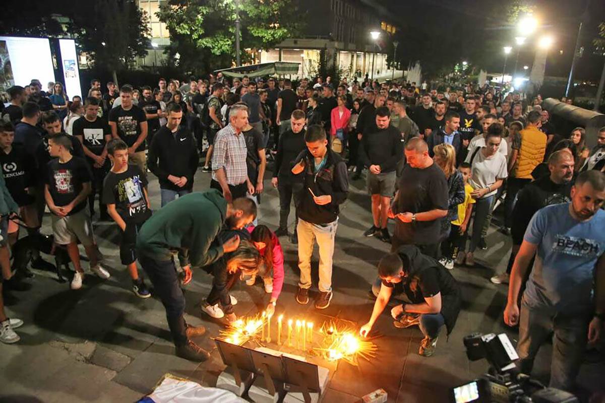 Paljenje sveća Hram Svetog Save Kosovo poginuli (8).jpg