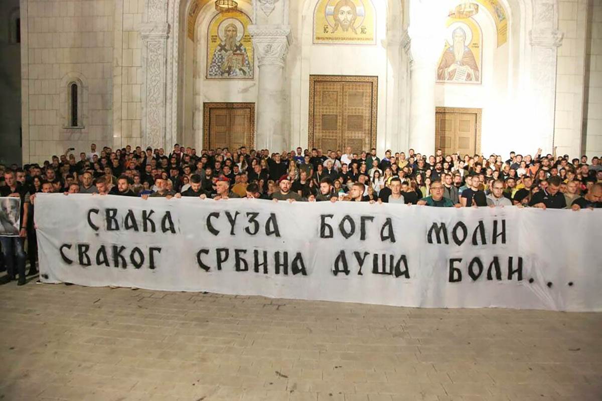 Paljenje sveća Hram Svetog Save Kosovo poginuli (9).jpg