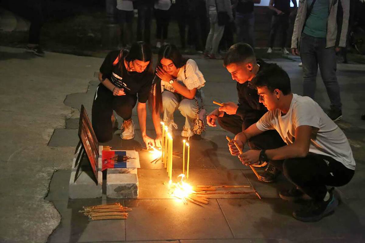 Paljenje sveća Hram Svetog Save Kosovo poginuli (10).jpg