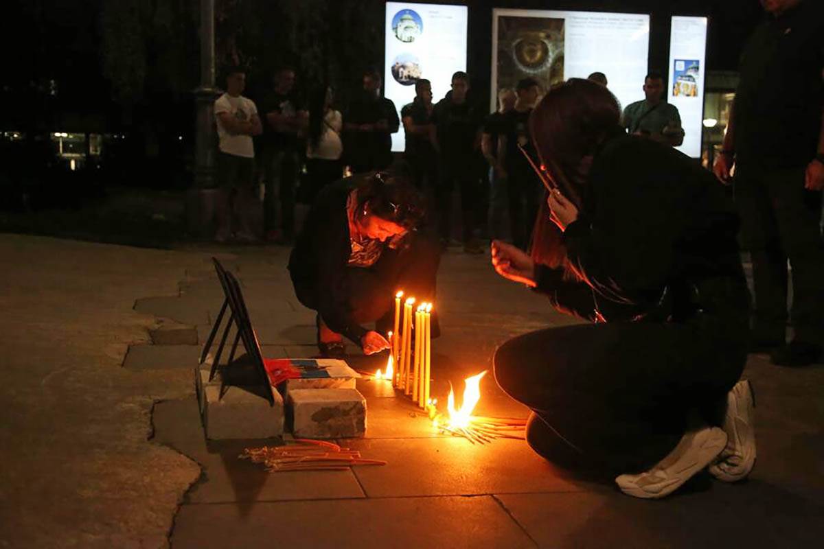 Paljenje sveća Hram Svetog Save Kosovo poginuli (11).jpg