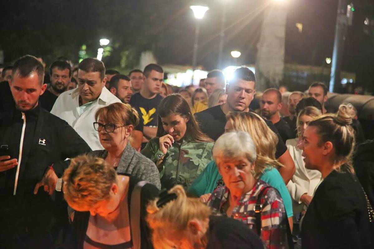 Paljenje sveća Hram Svetog Save Kosovo poginuli (14).jpg