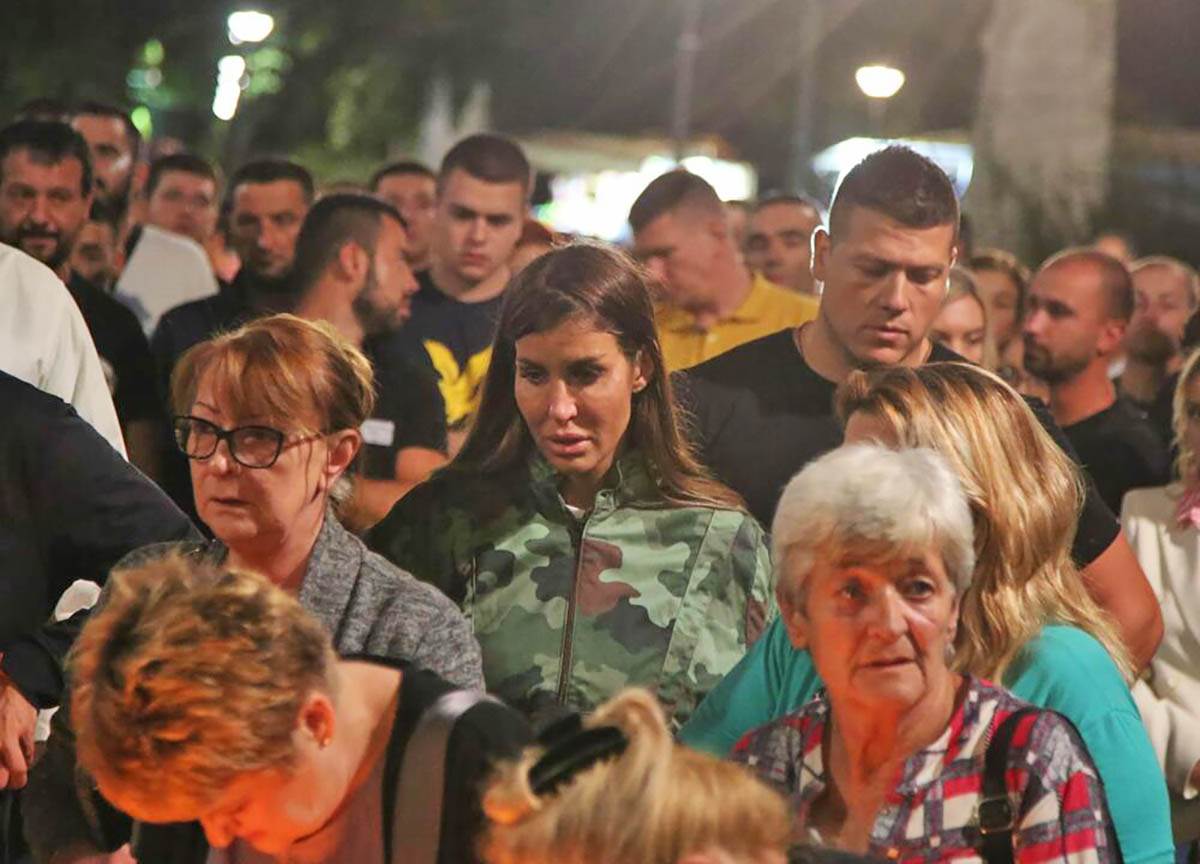 Paljenje sveća Hram Svetog Save Kosovo poginuli (15).jpg