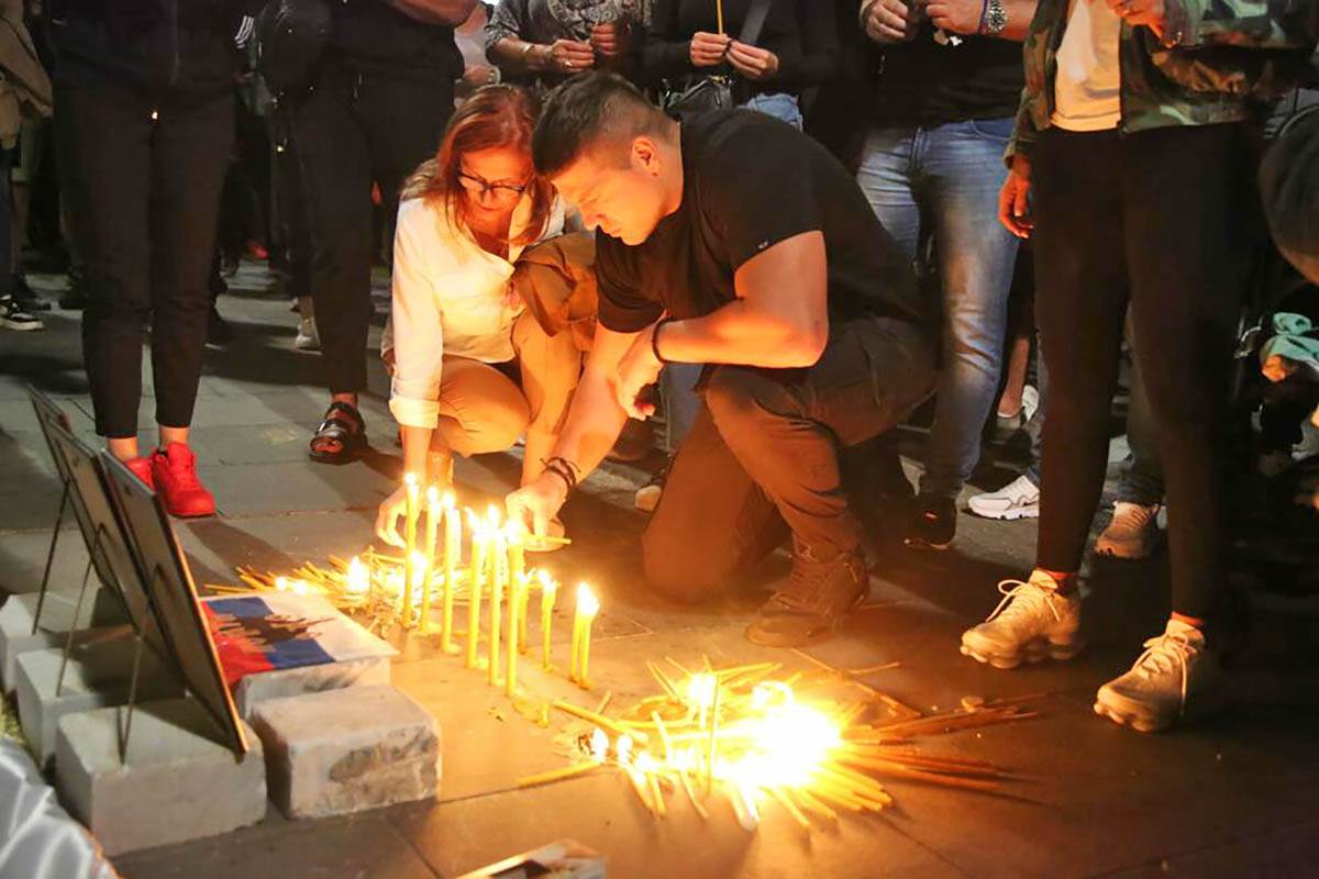 Paljenje sveća Hram Svetog Save Kosovo poginuli (16).jpg