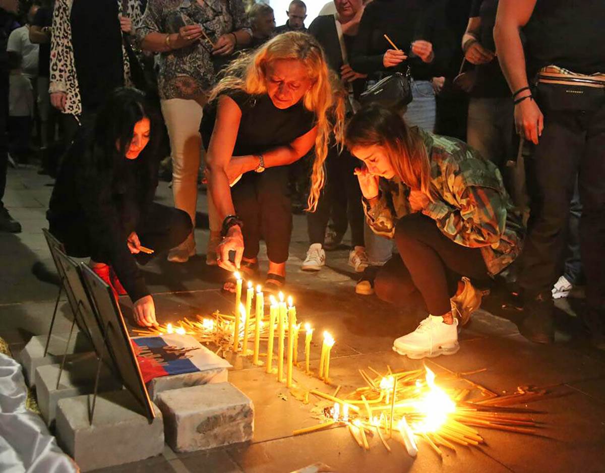 Paljenje sveća Hram Svetog Save Kosovo poginuli (1).jpg