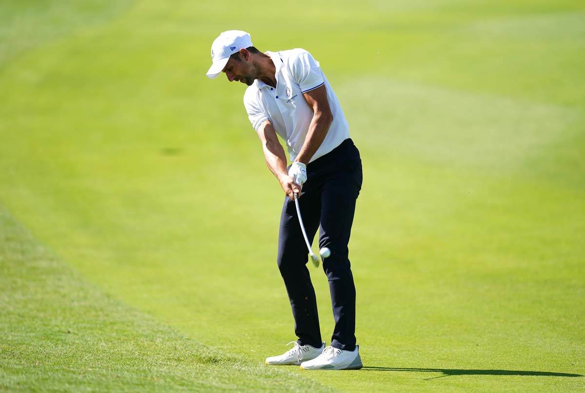 Novak Đoković igra golf 3.jpg