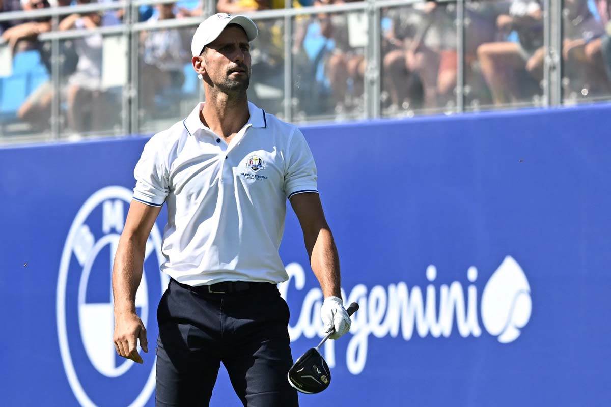Novak Đoković igra golf 5.jpg