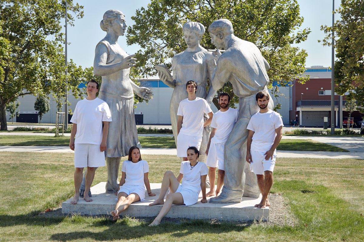 Ekipa predstave Raspevana mladost ispred istoimene skulpture (Foto - Sári Ember).jpg