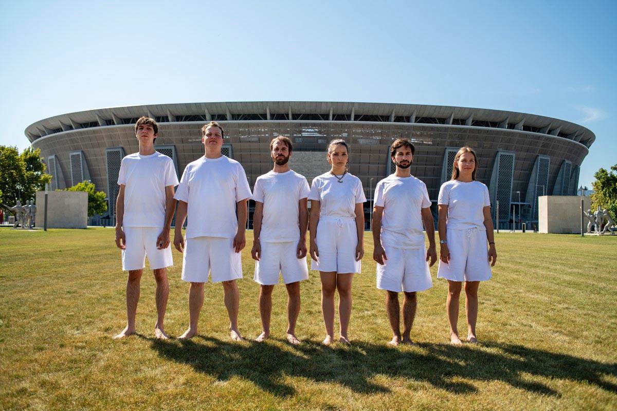 Ekipa predstave Raspevana mladost ispred Puškaš arene (Foto - Dániel Pék).jpg