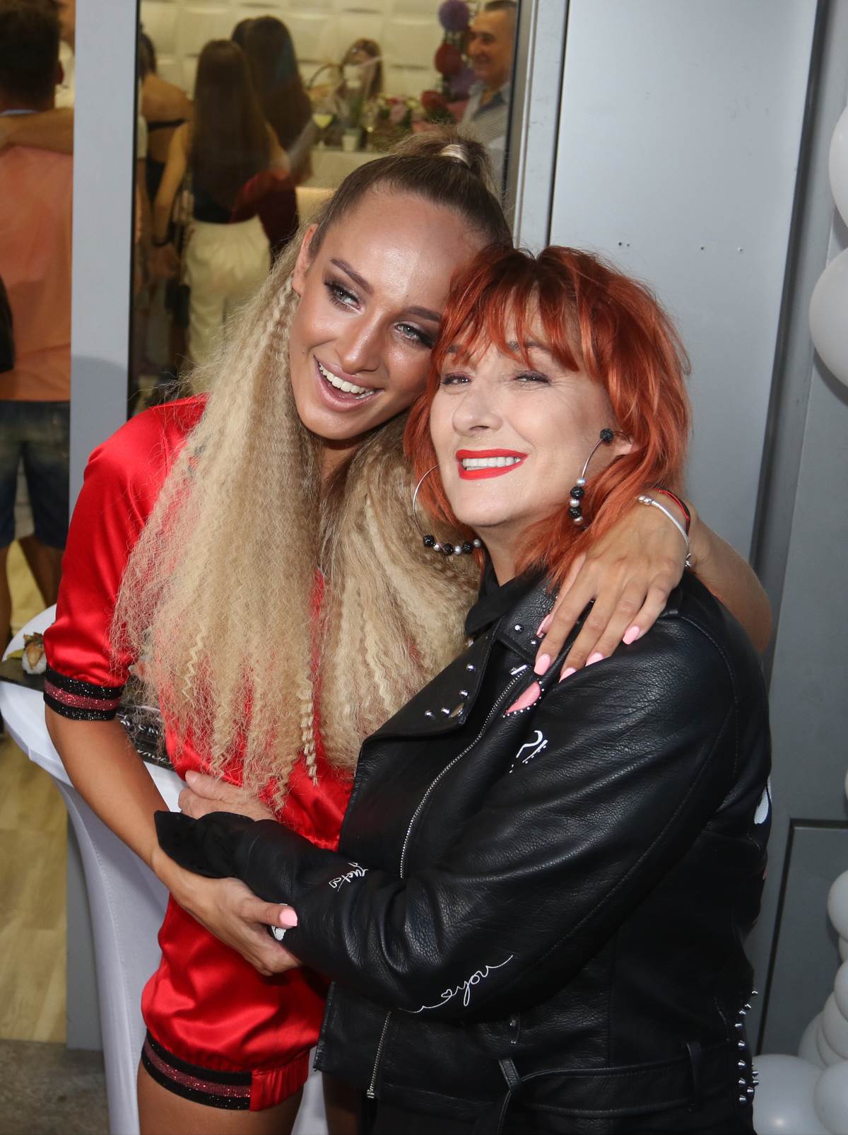 Viktorija i Luna Đogani.jpg