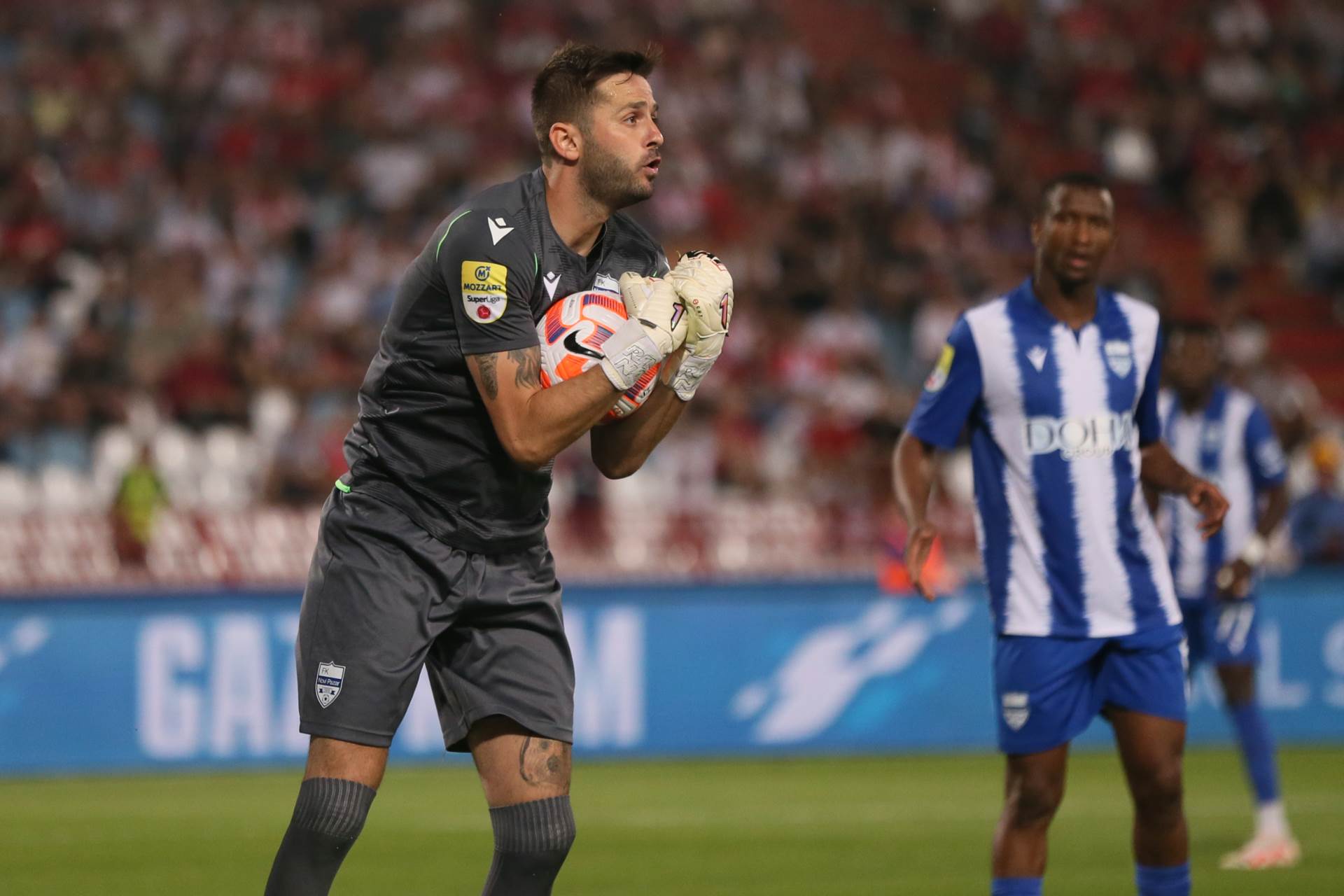 Navijači Novog Pazara pogodili petardom golmana Nikolu Mirkovića video snimak