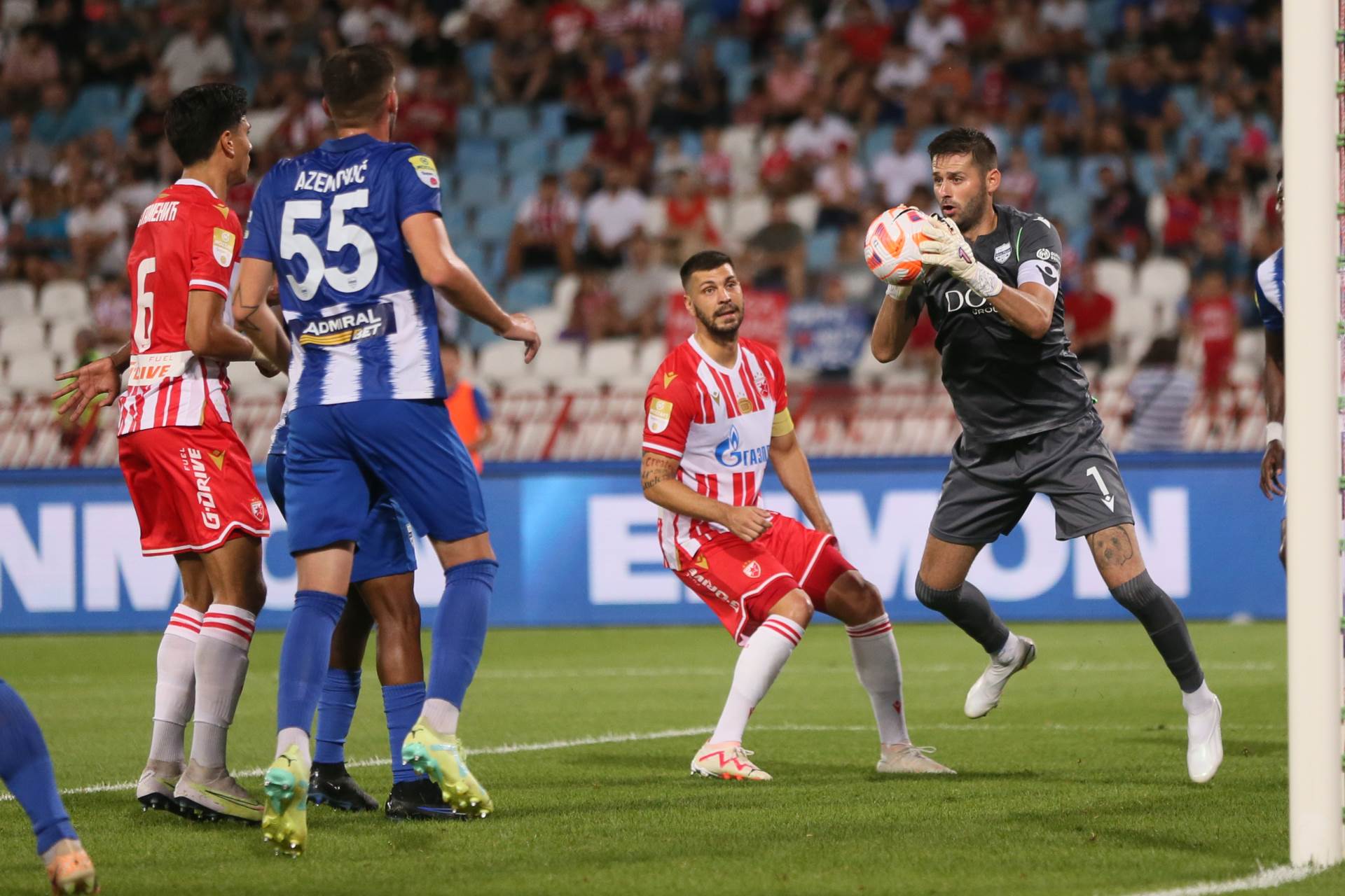 Navijači Novog Pazara pogodili petardom golmana Nikolu Mirkovića video snimak