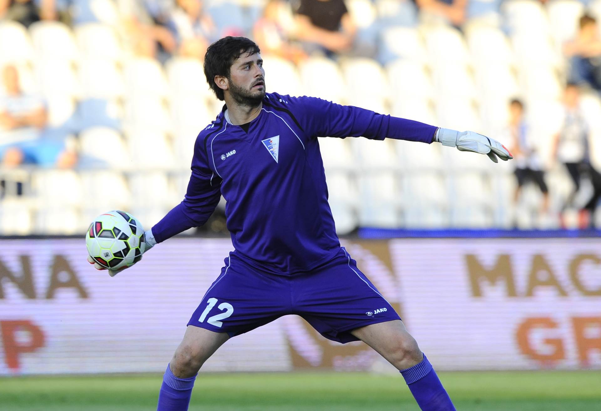 Navijači Novog Pazara pogodili petardom golmana Nikolu Mirkovića video snimak