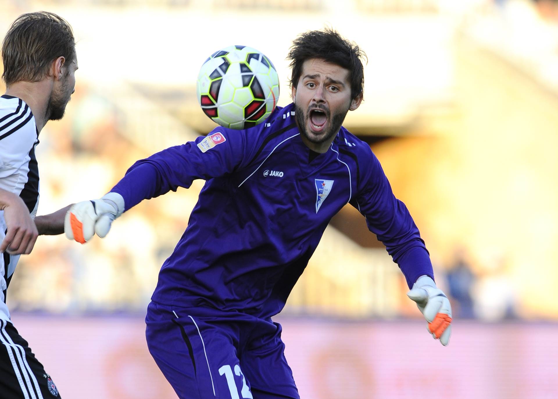 Navijači Novog Pazara pogodili petardom golmana Nikolu Mirkovića video snimak