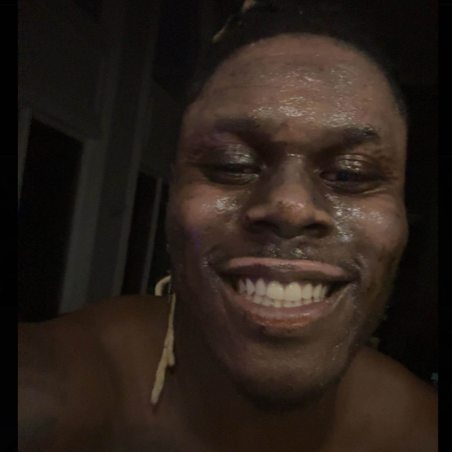 NFL igrač Dejvid Njoku zapalio sebi lice