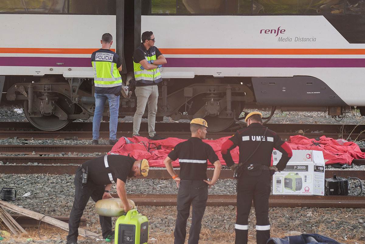 Leš koji čeka na identifikaciju, između dva vagona u oblasti gde traže mladog Kordovana Alvara Priet (2).jpg