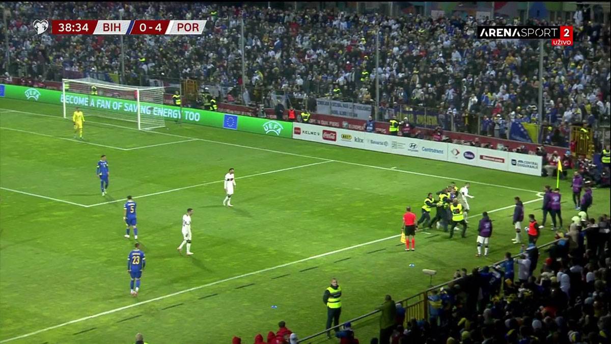 Navija BiH uleteo na teren i zgrabio Ronalda (4).jpg