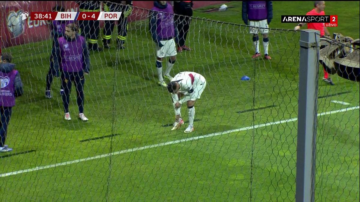 Navija BiH uleteo na teren i zgrabio Ronalda (6).jpg