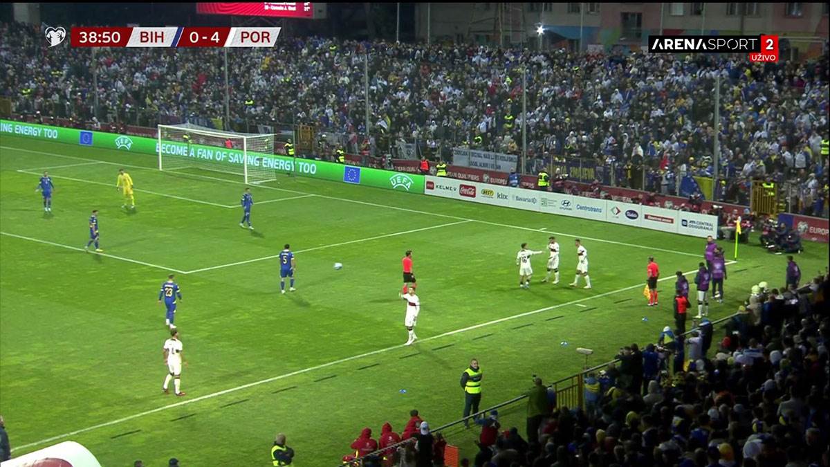 Navija BiH uleteo na teren i zgrabio Ronalda (1).jpg