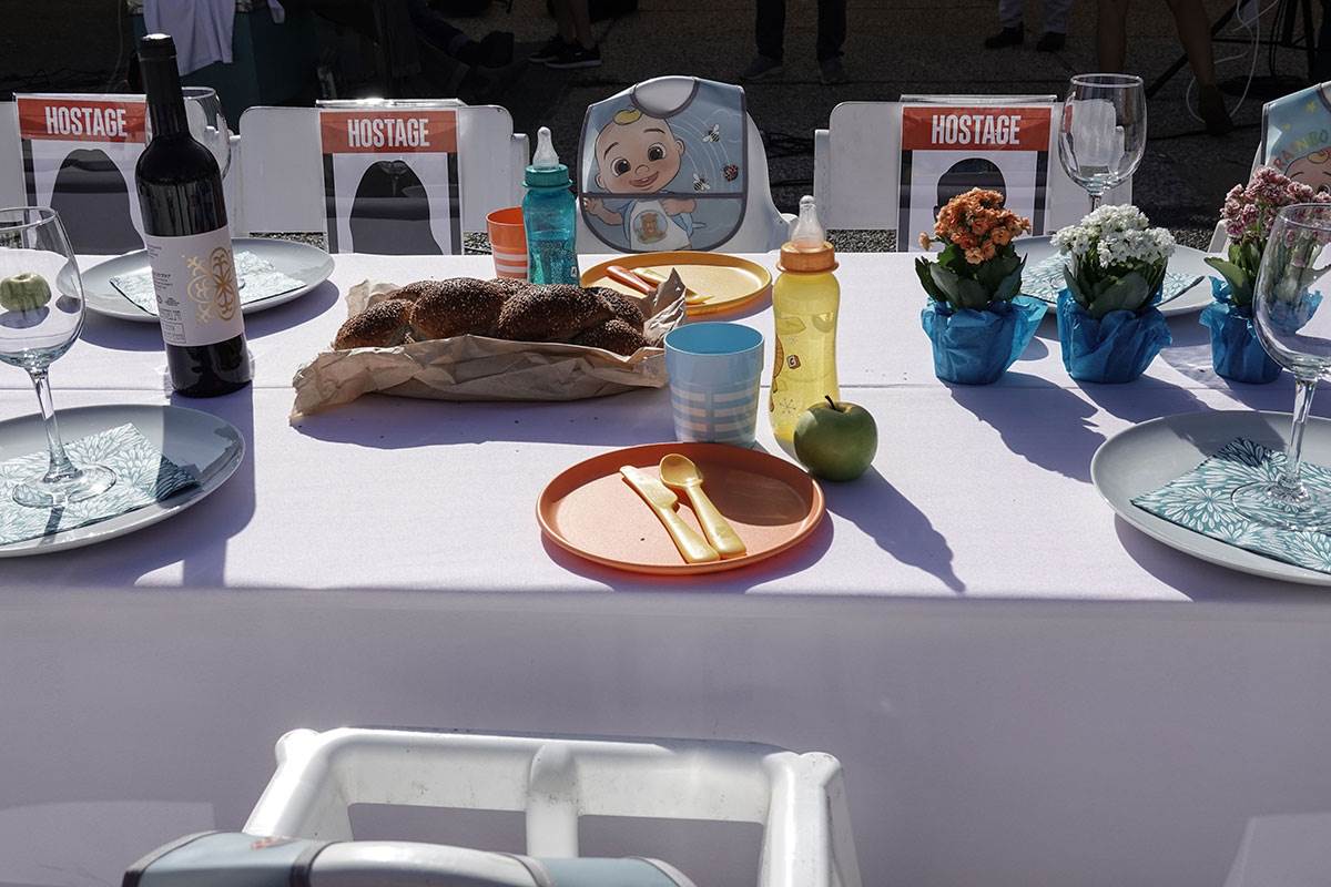 Izraelske porodice talaca vode Kabalat Šabat (1).jpg