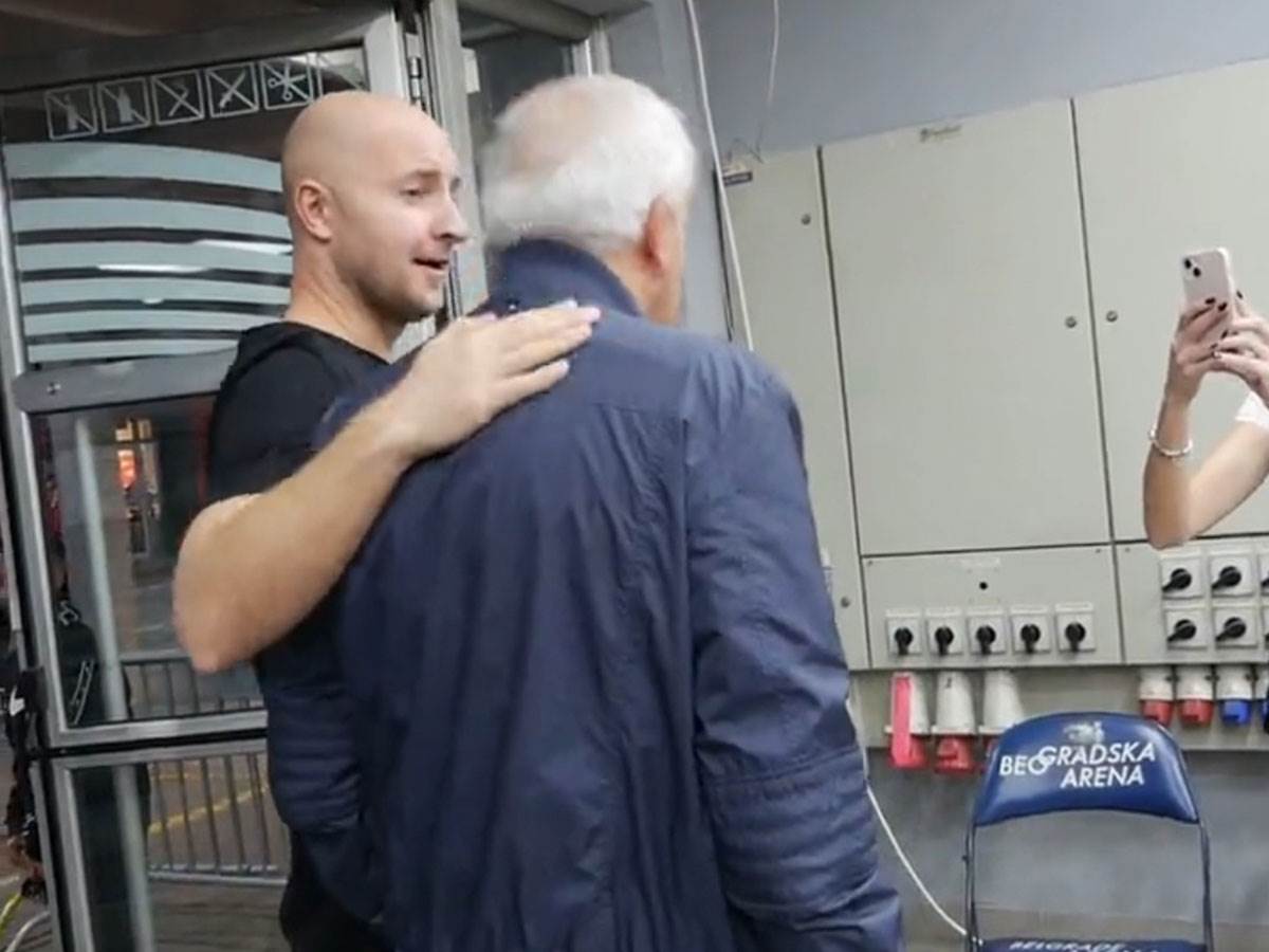 Željko Obradović vozi auto (6).jpg