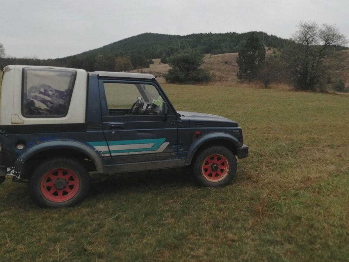 Duboka crna rupa puna vode pojavila se usred livade (3).jpg